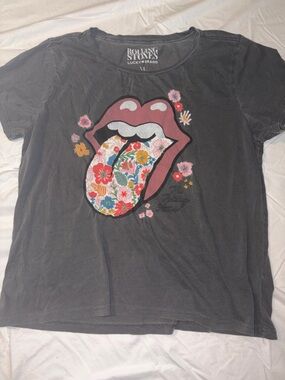 Lucky Brand Rolling Stones Floral Tongue Graphic Tee in Charcoal and Pink